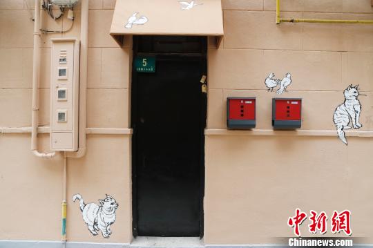 上海風アートで路地の壁に昔ながらの上海の暮らし描く　