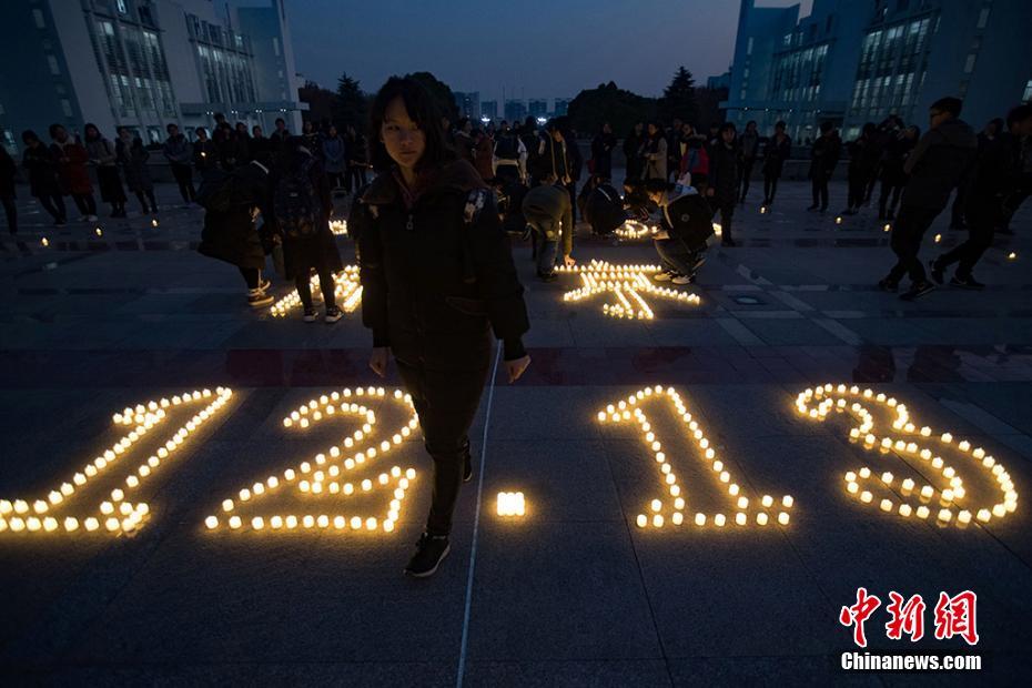 南京の大学で南京大虐殺犠牲者を追悼するキャンドルナイト