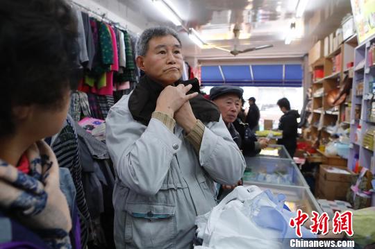 様々なコートと組み合わせ可能な「つけ襟」　上海で復活
