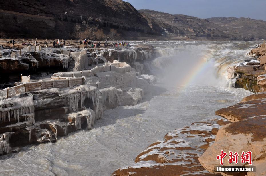 気温低下で氷に覆われた黄河壺口瀑布の神秘的な光景　山西省