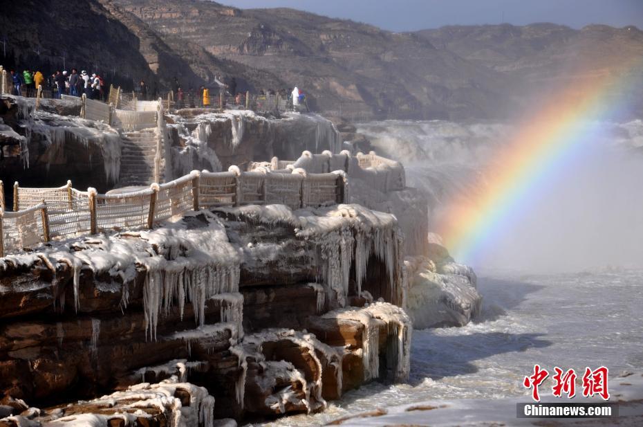 気温低下で氷に覆われた黄河壺口瀑布の神秘的な光景　山西省