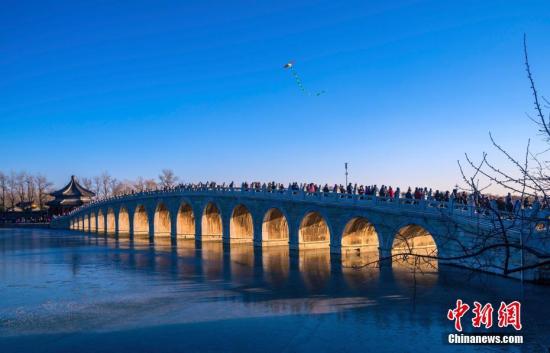 北京・頤和園の十七孔橋を夕日が照らし絶景出現　ゴミ箱まで人気急上昇！