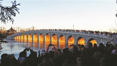 北京・頤和園の十七孔橋を夕日が照らし絶景出現　ゴミ箱まで人気急上昇！