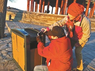 北京・頤和園の十七孔橋を夕日が照らし絶景出現　ゴミ箱まで人気急上昇！