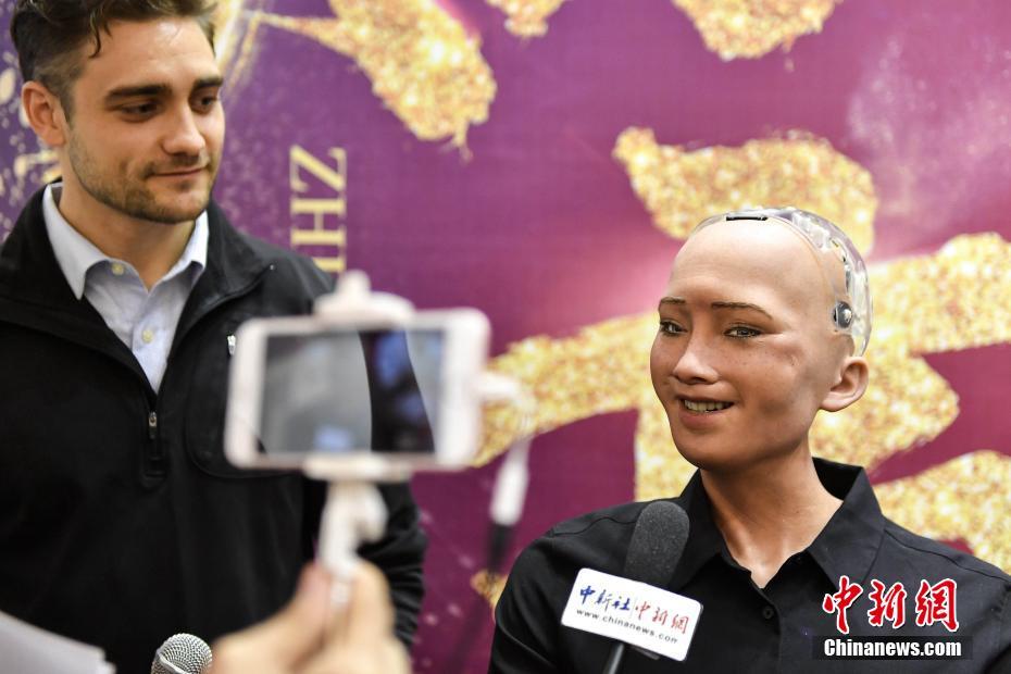 ネットユーザーとコミュニケーションをとる、世界初の公民権を獲得した女性型AIロボット・ソフィア（撮影・陳驥旻）。
