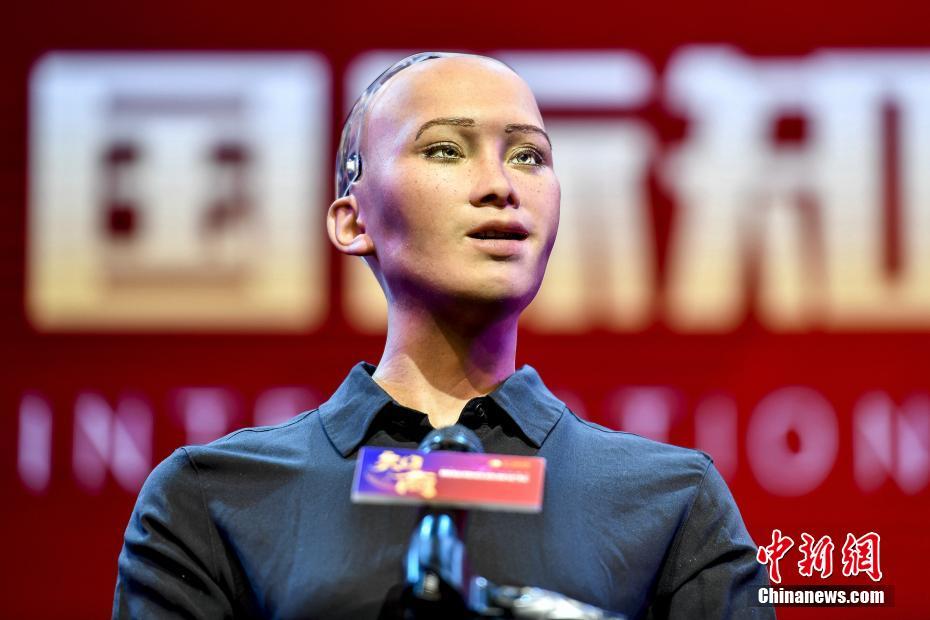 女性型AIロボット世界初の公民権を獲得　