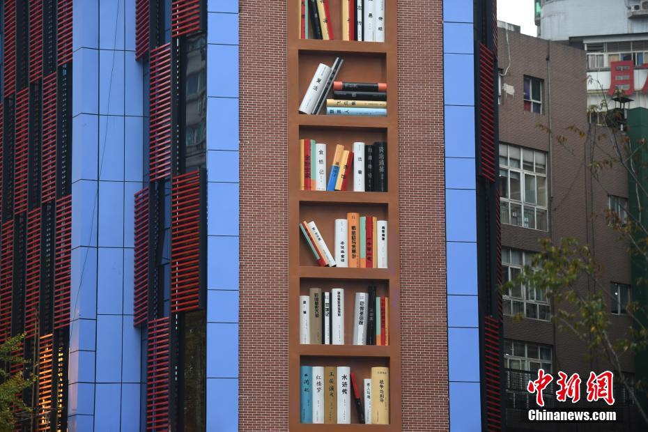 重慶市のビルの外壁が巨大な「本棚」に