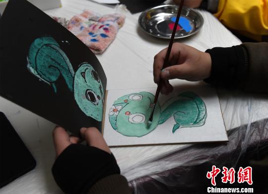 120人の華人の青少年が版画制作を学ぶ　重慶市