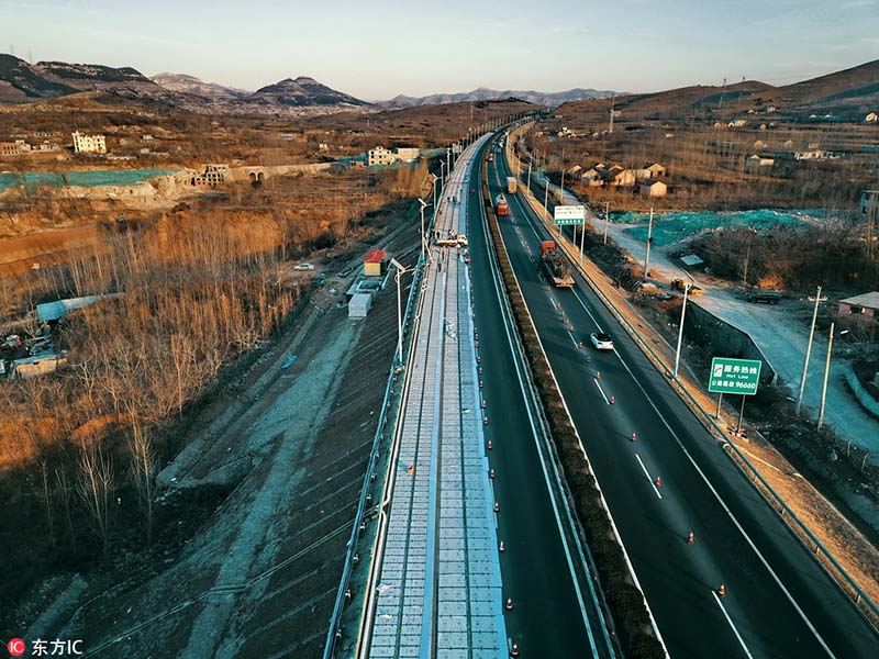 現在建設中の済南太陽光発電高速道路（12月13日撮影）。