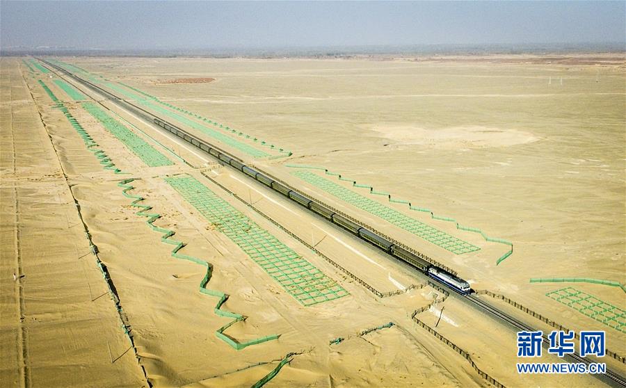 砂漠の端を走る「ミニ普通列車」　和田地区の移動便利に