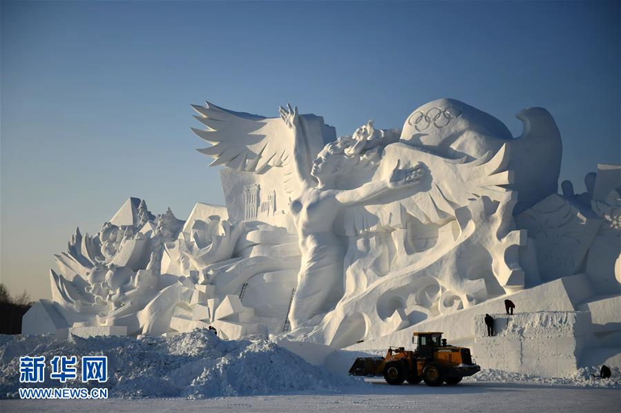 雪の彫刻博覧会の巨大彫像の主体部分が完成　黒竜江省