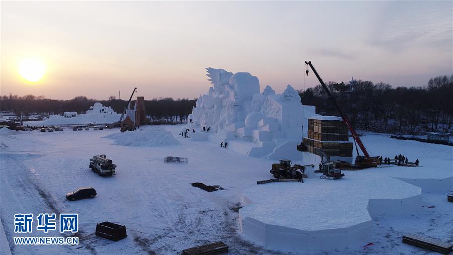 雪の彫刻博覧会の巨大彫像の主体部分が完成　黒竜江省