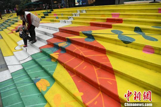 重慶の街角に現れたカラフルな階段に市民の注目集まる