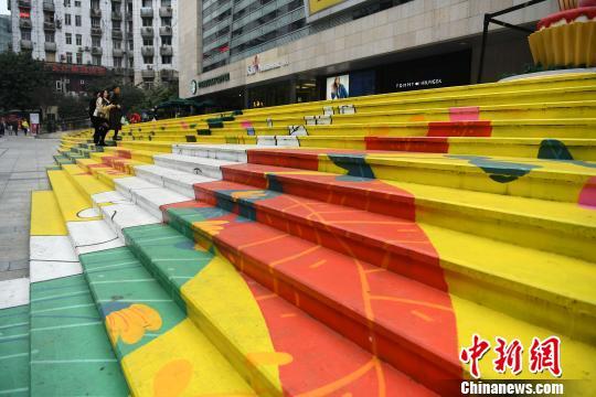 重慶の街角に現れたカラフルな階段に市民の注目集まる