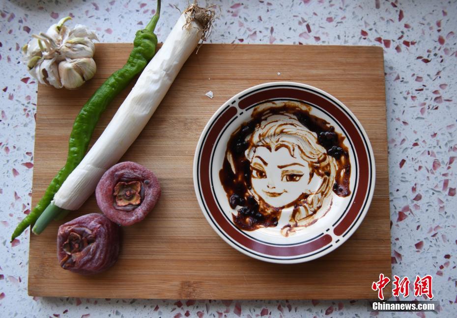 味噌と醤油でアニメキャラを描いた皿イラスト　吉林省