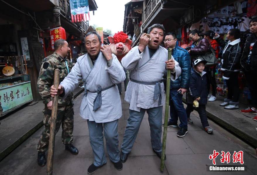 ブタを担いで市中を練り歩く「年猪文化観光フェスティバル」　四川省