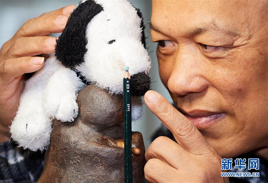 台湾地区のミニチュア彫刻家「ミニチュアドッグ」で新年の到来を祝福