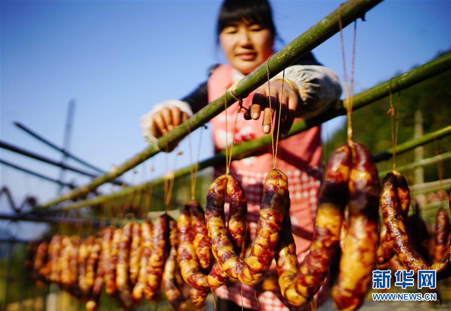 伝統的な燻製の「腊肉」・「腊腸」で冬至迎える　広西チワン自治区