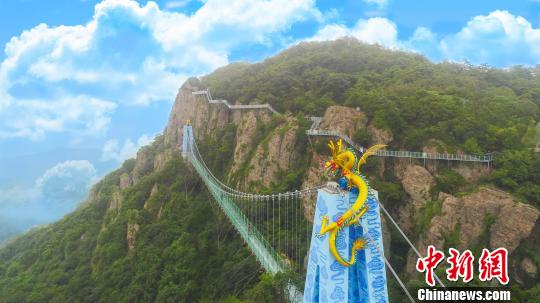 安徽省の観光地、中国初の特殊ガラスを使った吊り橋が23日に一般公開