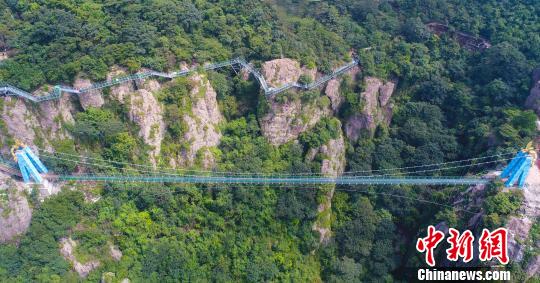 安徽省の観光地、中国初の特殊ガラスを使った吊り橋が23日に一般公開