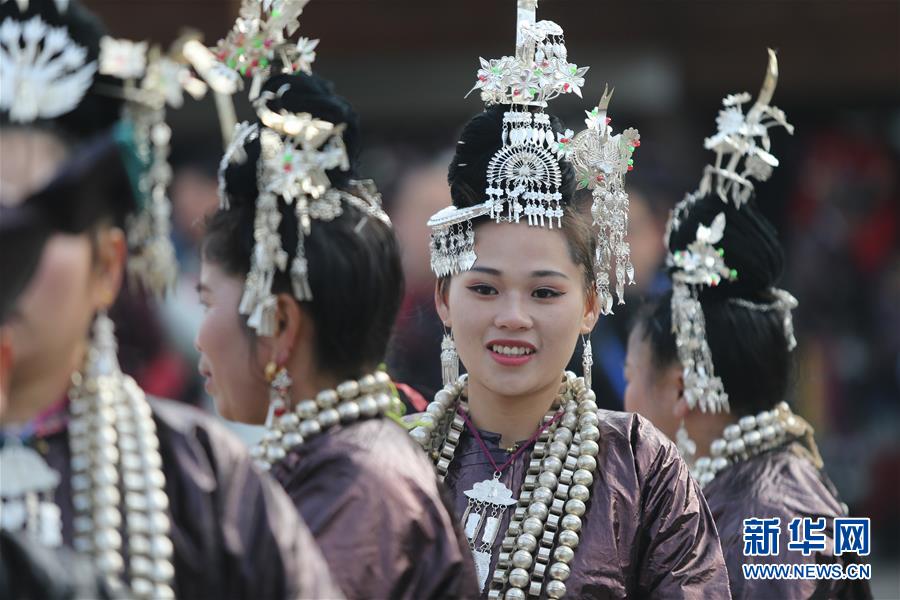 民族衣装で街中をパレード　トン族の年に1度の祭り　貴州省