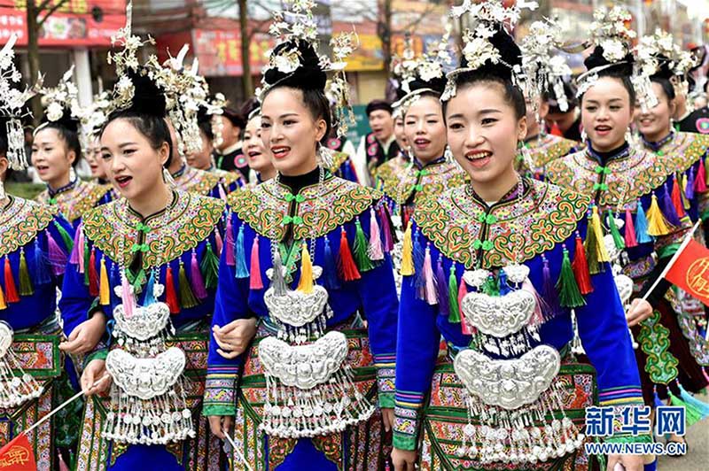 民族衣装で街中をパレード　トン族の年に1度の祭り　貴州省