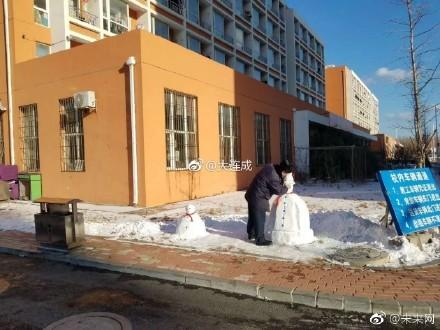 「不細工」な雪だるまに不満？　大学の守衛さんが学生に一言