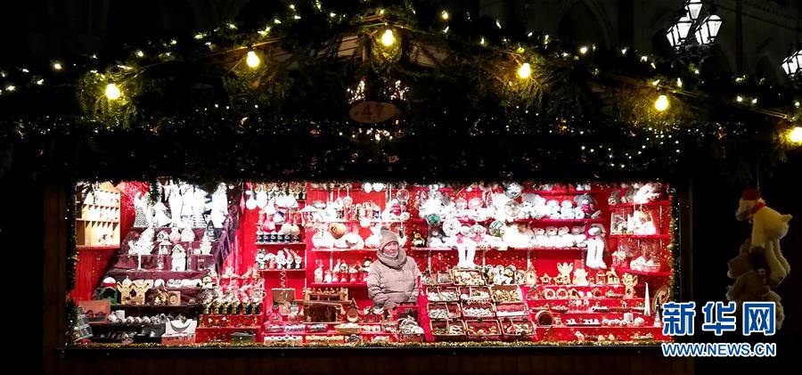 間もなくクリスマス　多くの人でにぎわうクリスマスマーケット　オーストリア