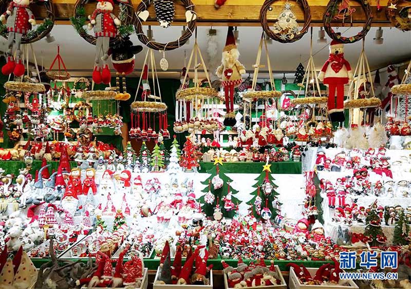 間もなくクリスマス　多くの人でにぎわうクリスマスマーケット　オーストリア