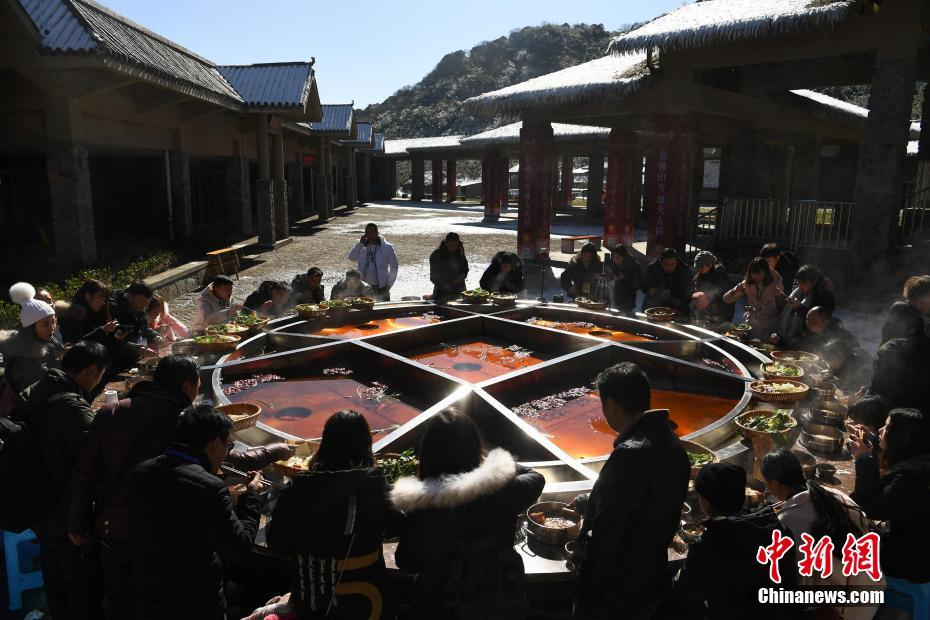 雪山で冷たさと熱さを両方楽しめる激辛「巨大火鍋」登場　重慶市