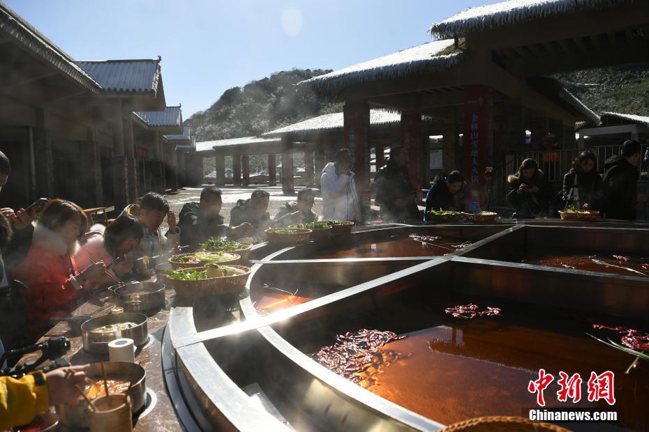 雪山で冷たさと熱さを両方楽しめる激辛「巨大火鍋」登場　重慶市