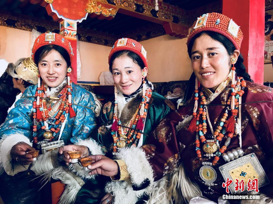 チベット自治区普蘭県で一足早い新年　伝統的な民俗行事で新年祝う