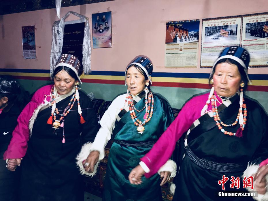 チベット自治区普蘭県で一足早い新年　伝統的な民俗行事で新年祝う