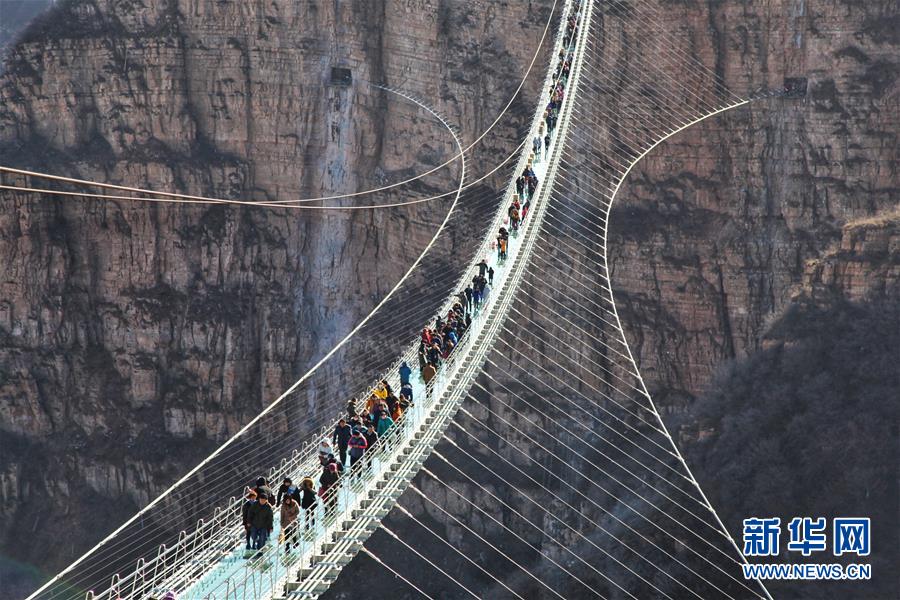全長488メートルのガラス吊り橋が一般開放 河北省