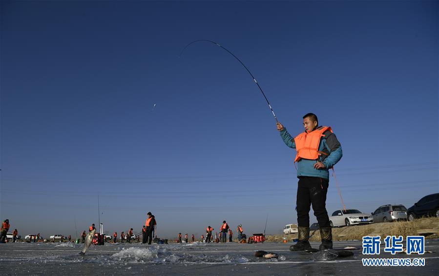 氷上の熱き戦い　寧夏で「冬季氷上釣り大会」開催