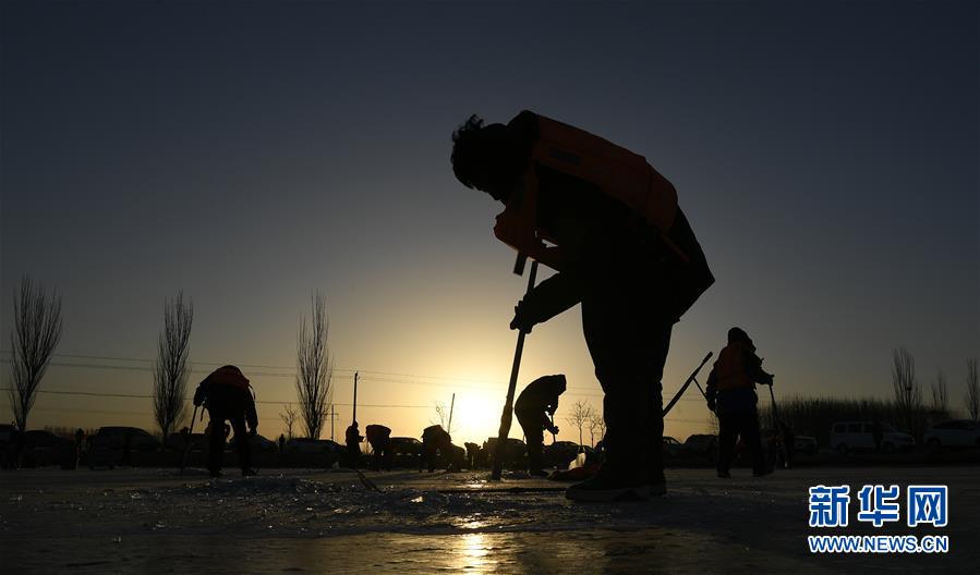 氷上の熱き戦い　寧夏で「冬季氷上釣り大会」開催