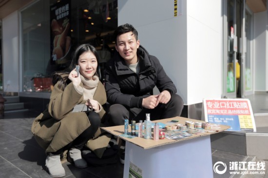 「90後」のイケメン、杭州の街頭で口紅ケースデコの店をオープン