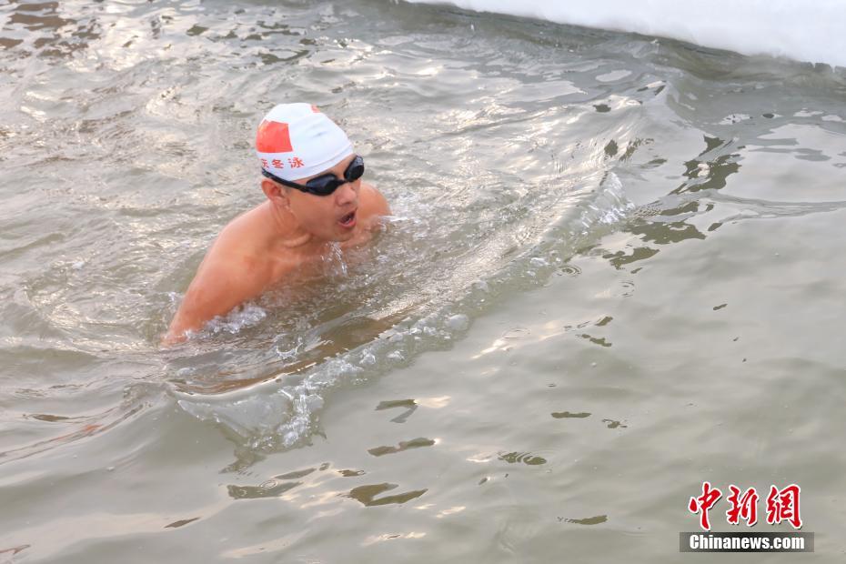 気温マイナス18度の中、極寒の湖に挑む寒中水泳スイマーたち　黒竜江省