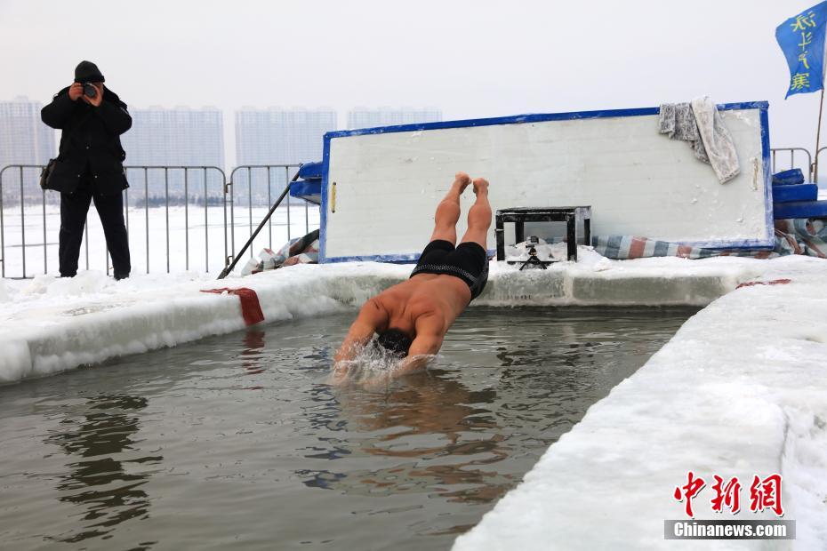 気温マイナス18度の中、極寒の湖に挑む寒中水泳スイマーたち　黒竜江省