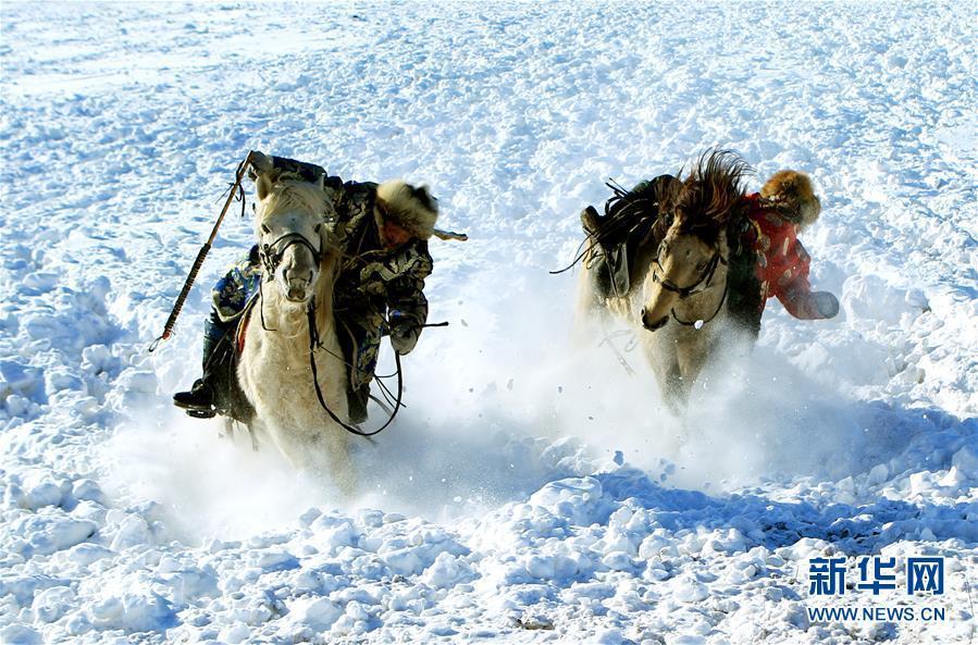 雪原で馬馴らしをする牧畜民　 冬季観光シーズンの内蒙古