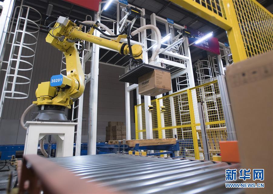 「キリンアーム」の名で親しまれるロボットアームが物流倉庫で大活躍　武漢市