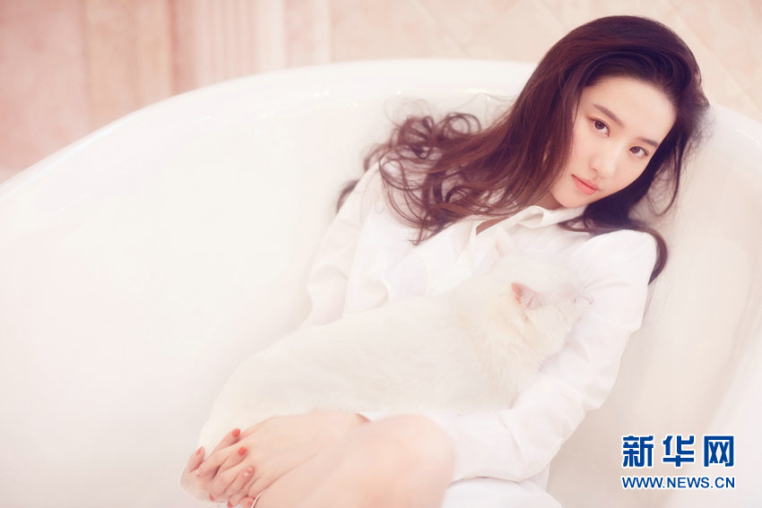 女優の劉亦菲がネコとまったりする写真公開