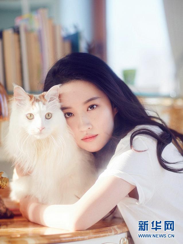 女優の劉亦菲がネコとまったりする写真公開