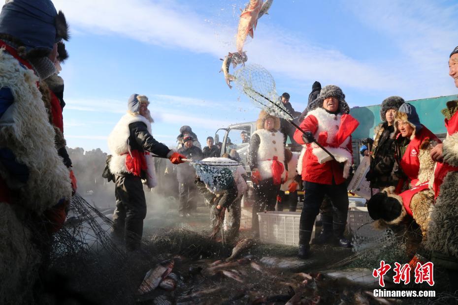 漁獲量はなんと4万キロ！冬の魚捕りイベント　黒竜江五大連池景勝地
