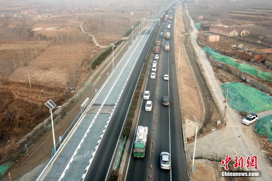 世界初の太陽光発電高速道路試験区間が開通　山東省