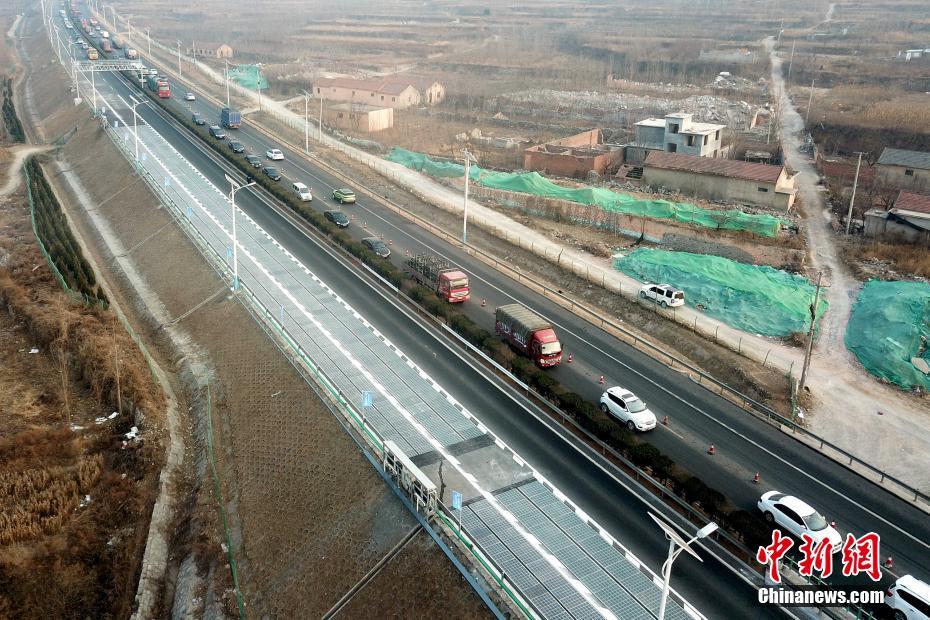 世界初の太陽光発電高速道路試験区間が開通　山東省