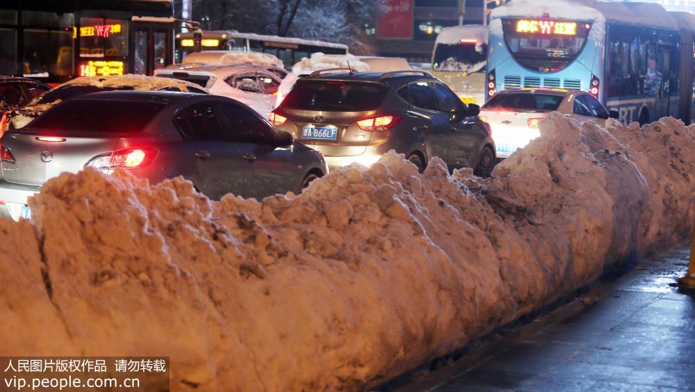 ウルムチ市で今冬最大の雪　気象庁が黄色警報発令　新疆