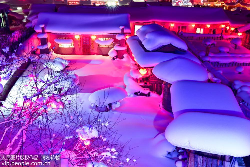 まるで童話の世界　ライトアップされた夜の雪郷　黒竜江省