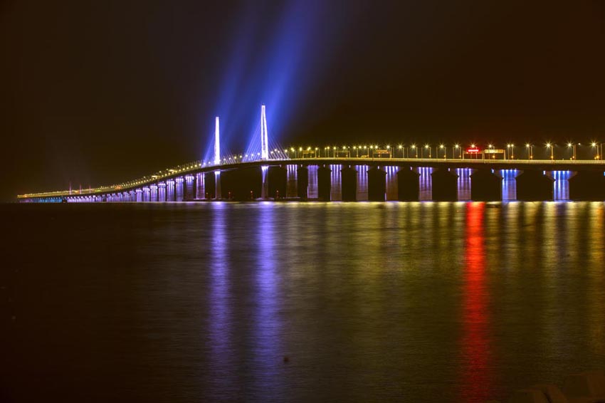 港珠澳大橋が大晦日に全線点灯　自動車通行の条件整う