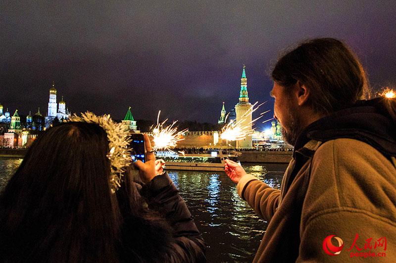 夜空を彩る花火　新年迎えたモスクワのクレムリン